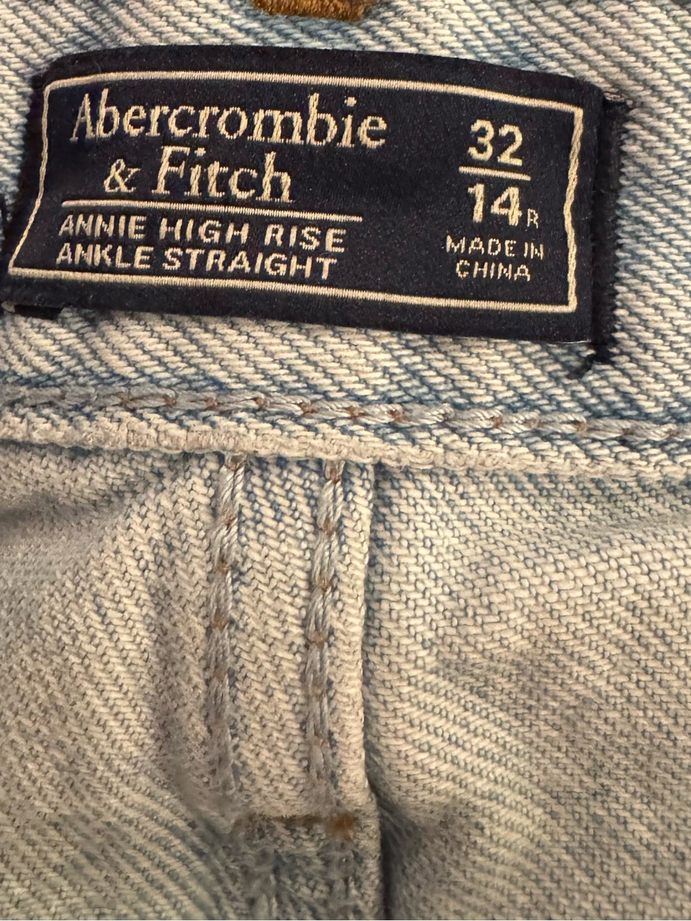 Abercrombie & Fitch Light Wash Annie High-Rise Ankle Straight Jeans - Size 32/14 - Picture 4 of 5
